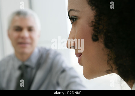 Close-up di African American woman in riunione aziendale presso l'aeroporto. Foto Stock