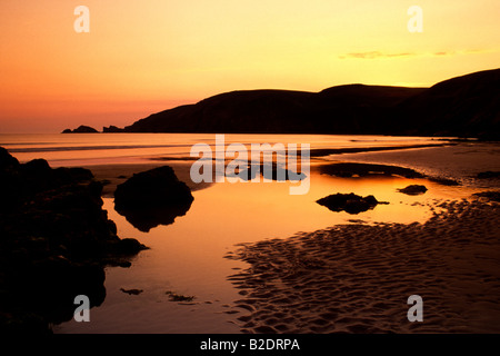 Tramonto sulla spiaggia Newgale, Pembrokeshire, Wales, Regno Unito Foto Stock