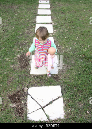 Bambino Ragazza con bambola camminando sul percorso Foto Stock