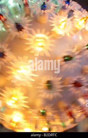 Lampeggiante colorato le luci fairy sulla sfera di plastica Foto Stock