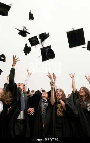 Un gruppo di felice neo laureati di gettare i tappi in aria Aberystwyth University il giorno di graduazione 2008, Wales UK Foto Stock