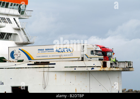 Autocarro merci sul ponte di un canale trasversale ferry Foto Stock