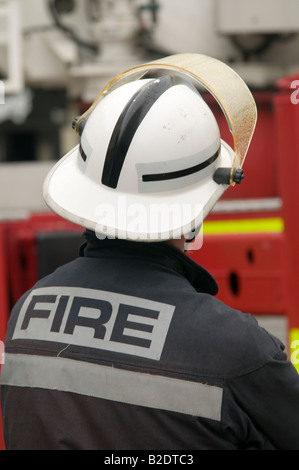 Vigili del fuoco officer visto da dietro, bianco da indossare elmetto elmetto protettivo Foto Stock