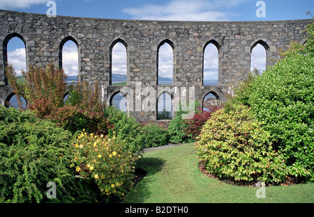 McCaig's Tower è una follia prominente sulla collina (chiamato collina della batteria) affacciato Oban in Argyll, Scozia. Foto Stock