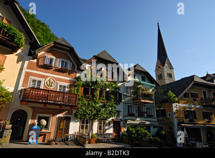 Case sulla piazza principale del mercato (Marktplatz) di Hallstatt, Salzkammergut, Austria superiore Foto Stock