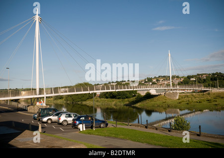 Pont re Morgan sospensione passerella sul fiume Tywi a Carmarthen Wales UK Foto Stock