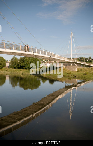 Pont re Morgan sospensione passerella sul fiume Tywi a Carmarthen Wales UK Foto Stock