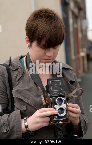 Giovane donna fotografo studente Aberystwyth University utilizzando un vecchio Twin Reflex Yashica Mat medio formato fotocamera a pellicola Foto Stock