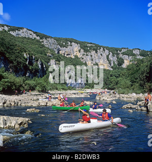 In canoa sul fiume Ardèche Gorges de l'Ardèche Francia Foto Stock