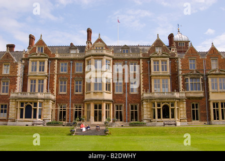 Famiglia sui passi a Sandringham House,Sandringham Estate,Sandringham,Norfolk, Inghilterra,uk (ritiro di HM la regina) Foto Stock