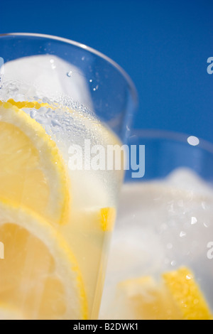 Bicchieri di limonata nella luce del sole Foto Stock