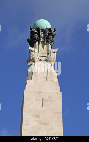 La parte superiore della Royal Navy War Memorial a Plymouth Hoe Inghilterra con sfera di rame che rappresenta il mondo con quattro venti Foto Stock