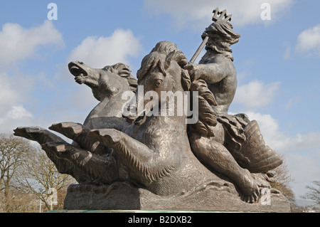 Statua del Nettuno con cavalli di mare all'ingresso della Royal Navy War Memorial a Plymouth Hoe Inghilterra Foto Stock