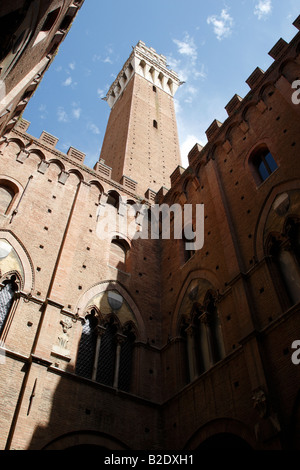 Guardando verso l'alto la torre del Mangia del palazzo pubblico il campo siena toscana italia meridionale in europa Foto Stock