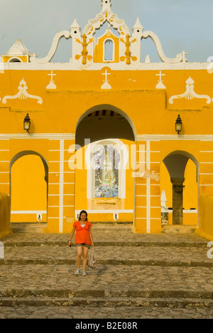 Ragazza in rosso all'ingresso del convento di San Antonio De Padova in Izamal Yucatan Messico Foto Stock