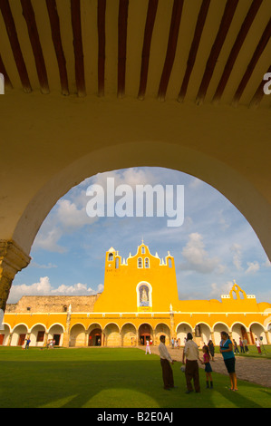 Vista del convento di San Antonio De Padova attraverso un arco Izamal Yucatan Messico Foto Stock