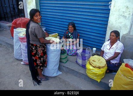 Donne messicane, i fornitori di prodotti alimentari, vendita, tortilla, tortillas, mercato del venerdì, villaggio di Ocotlan de Morelos, Ocotlan de Morelos, Stato di Oaxaca, Messico Foto Stock