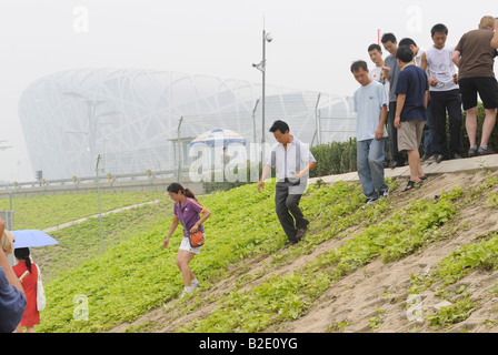 I turisti cinesi guardare al National Stadium di un haze a Pechino in Cina. 27-lug-2008 Foto Stock