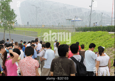 I turisti cinesi guardare al National Stadium di un haze a Pechino in Cina. 27-lug-2008 Foto Stock