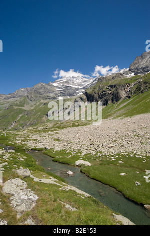 Percorso per lac de la plagne da rosuel entrata al parco nazionale della Vanoise savoie in Francia con il crinale del mont pourri Foto Stock