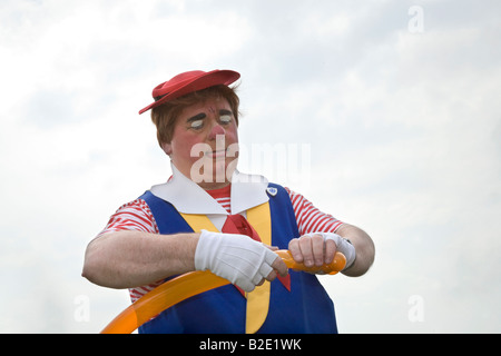 Perzo Arbroath Seafront spettacolare, animatore di clown per bambini, modellatura di palloncini ritorcitura, festa, giocattolo, animale, intrattenimento, artigianato, gonfiabile. Foto Stock