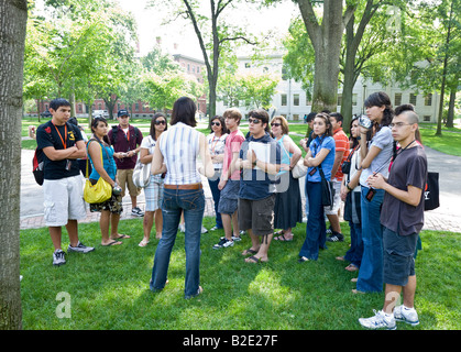 I genitori e i futuri studenti su studente-led ufficio ammissioni tour dell'Università di Harvard Foto Stock