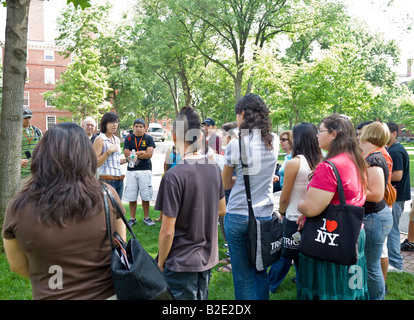 I genitori e i futuri studenti su studente-led ufficio ammissioni tour dell'Università di Harvard Foto Stock