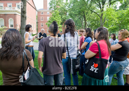 I genitori e i futuri studenti su studente-led ufficio ammissioni tour dell'Università di Harvard Foto Stock