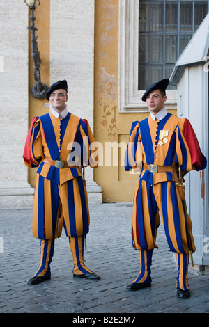 Guardia svizzera alla Basilica di San Pietro Città del Vaticano Roma Foto Stock