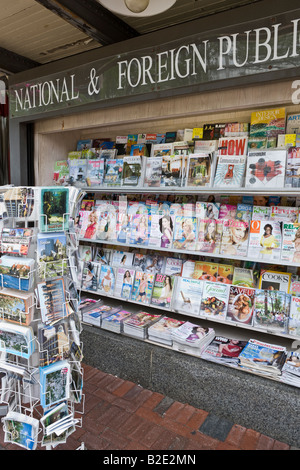 Fuori città News stand, Harvard Square, Cambridge, Massachusetts, STATI UNITI D'AMERICA Foto Stock