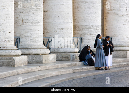 Le monache in San Pietro Piazza San Pietro Città del Vaticano Italia Foto Stock