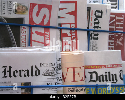Giornali Britannici in un ripiano Foto Stock