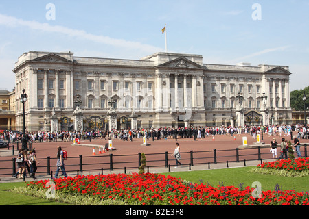 Buckingham Palace di Londra. La residenza ufficiale della Regina Elisabetta II con bandiera a significare il monarca in residence Foto Stock
