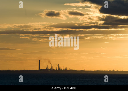 Tramonto sulla raffineria di Fawley acqua Southampton Hampshire REGNO UNITO Foto Stock