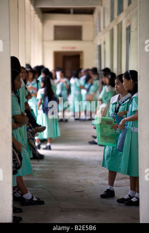 Mansalay scuola superiore cattolica gli studenti dovranno aspettare per la classe per avviare in Mansalay, Oriental Mindoro, Filippine. Foto Stock