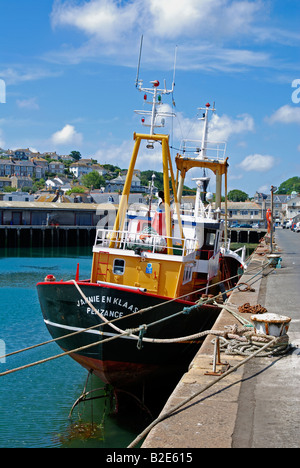 Un peschereccio nel porto di newlyn vicino a Penzance,cornwall, Regno Unito Foto Stock