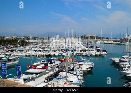 Vista di Port Vauban, Antibes, Cote d'Azur, in Francia Foto Stock