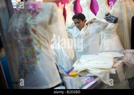 Un filippino cerca su un barong in un negozio di sarti da donna in Divisoria distretto di Metro Manila, Filippine. Foto Stock