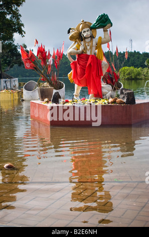 Statua della divinità Indù Hanuman, con offerte di fronte sul lago sacro di Grand Bassin o Ganga Talao, Mauritius Foto Stock