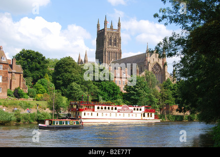 Cattedrale di Worcester sul fiume Severn, Worcester, Worcestershire, England, Regno Unito Foto Stock