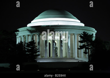 Palazzo del governo illuminato di notte, Thomas Jefferson Memorial, Washington DC, Stati Uniti d'America Foto Stock