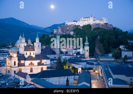 Chiesa della città con il castello sulla collina in background, Kollegienkirche, la Fortezza di Hohensalzburg di Salisburgo, Austria Foto Stock