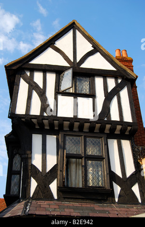 13 ° secolo il pub Birdcage, Cornmarket, Thame, Oxfordshire, Inghilterra, Regno Unito Foto Stock