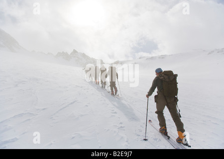 Vista posteriore di alpinisti camminando sulla montagna snowcovered Silvretta Austria Foto Stock