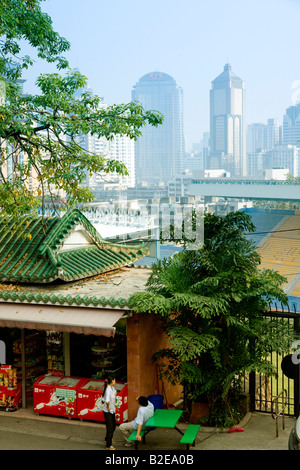 Elevato angolo di visione del negozio con grattacieli di sfondo parco Yuexiu Guangzhou nella provincia di Guangdong in Cina Foto Stock