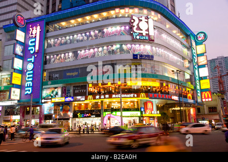 Building illuminato fino al crepuscolo Guangzhou nella provincia di Guangdong in Cina Foto Stock