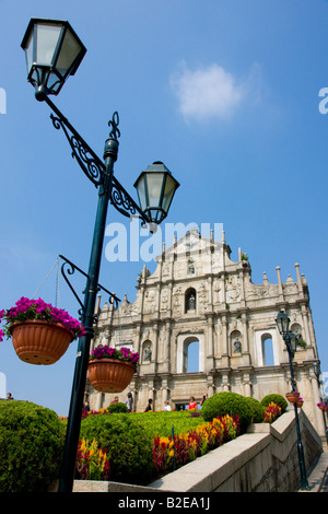 Lampione con la Chiesa sullo sfondo la chiesa di San Paolo a Macao nella provincia di Guangdong in Cina Foto Stock