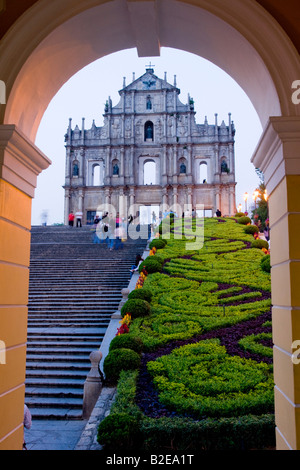 I turisti alla chiesa La chiesa di San Paolo a Macao nella provincia di Guangdong in Cina Foto Stock