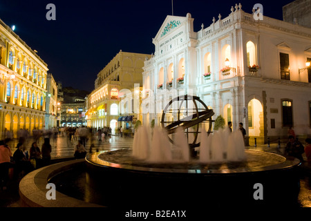 Edifici illuminata di notte Largo do Senado Provincia di Guangdong Macao Cina Foto Stock