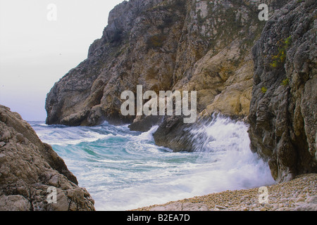 Onde che si infrangono contro le rocce, Balcani, Croazia Foto Stock